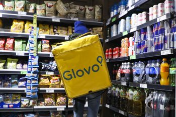 Punkt Biedronki i Glovo uprzykrza im życie. Hałas do późnej nocy