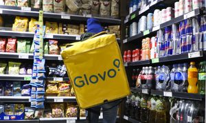Punkt Biedronki i Glovo uprzykrza im życie. Hałas do późnej nocy