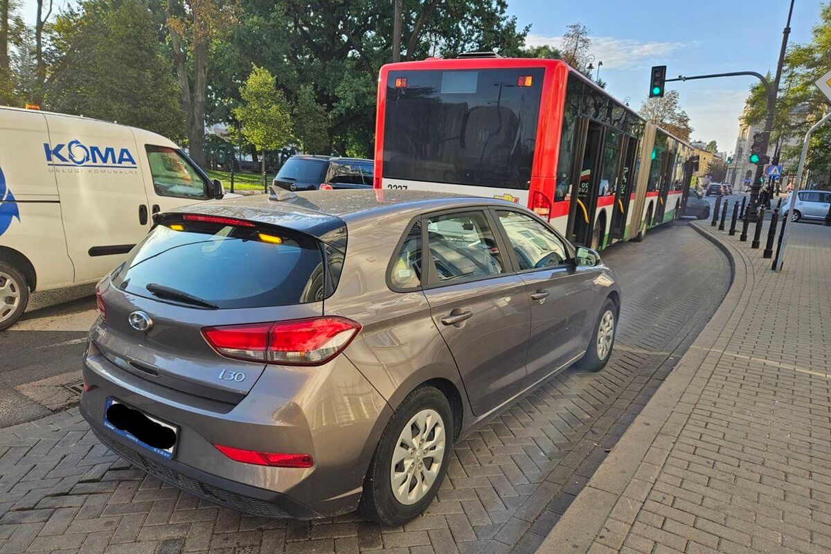 Zderzenie autobusu miejskiego z seatem przy Placu Litewskim
