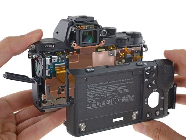Sony A7R II otrzymał dosyć słabą ocenę 4/10, gdzie 10 oznacza, że sprzęt jest bardzo prosty do naprawy.