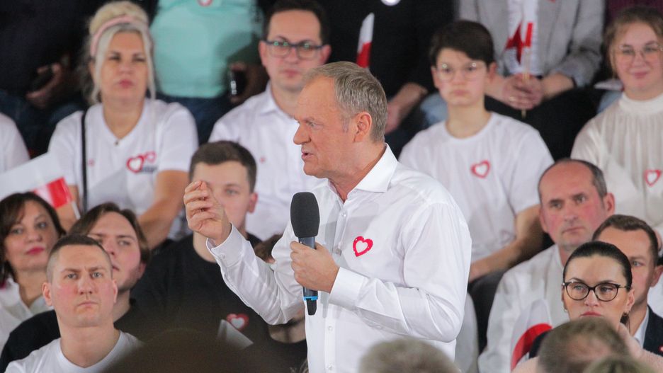 Morąg, 11.02.2024. Premier Donald Tusk (C) podczas otwartego spotkania z mieszkańcami w hali przy Szkole Podstawowej nr 1 w Morągu, 11 bm. (jm) PAP/Tomasz Waszczuk