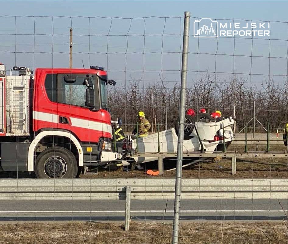 Wypadek na trasie S7. Uderzył w barierki i dachował