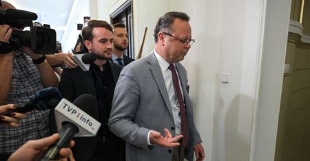 Wiceminister Szejna ma kłopoty. Jest na przymusowym urlopie