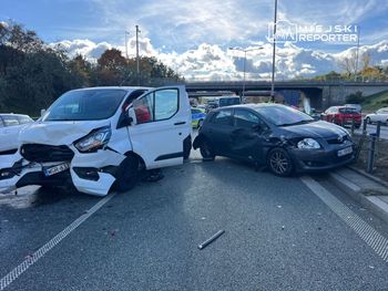 Warszawa: Zderzenie busa z osobówkami na S8. Kilka kilometrów korka