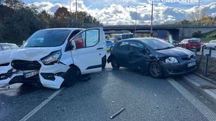 Warszawa: Zderzenie busa z osobówkami na S8. Kilka kilometrów korka
