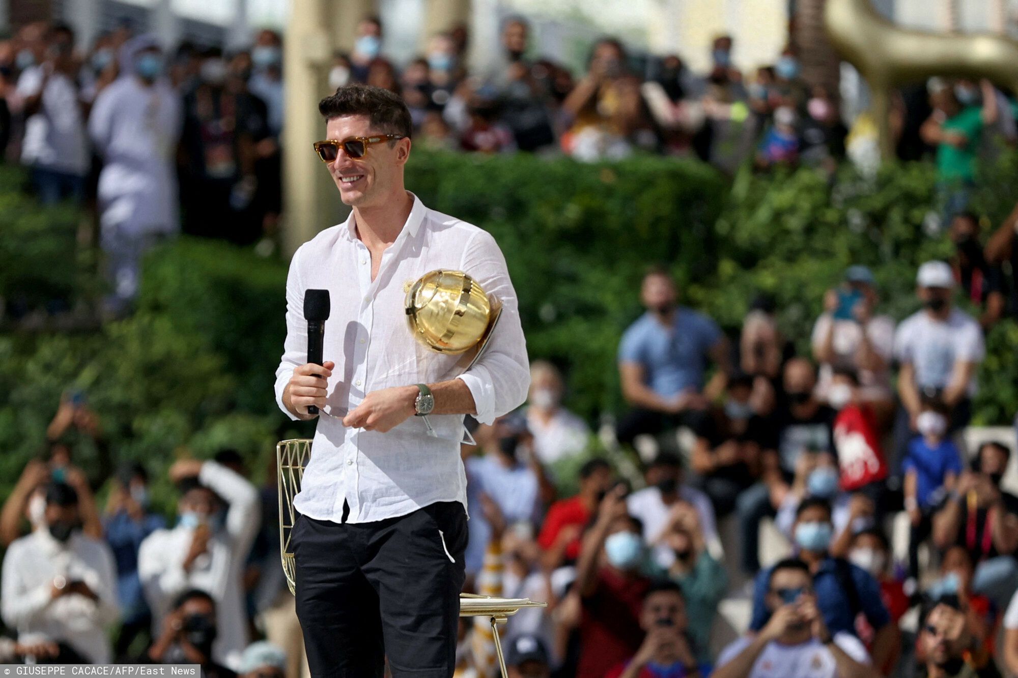 Robert Lewandowski chwali się zegarkiem za prawie milion złotych na Expo 2020