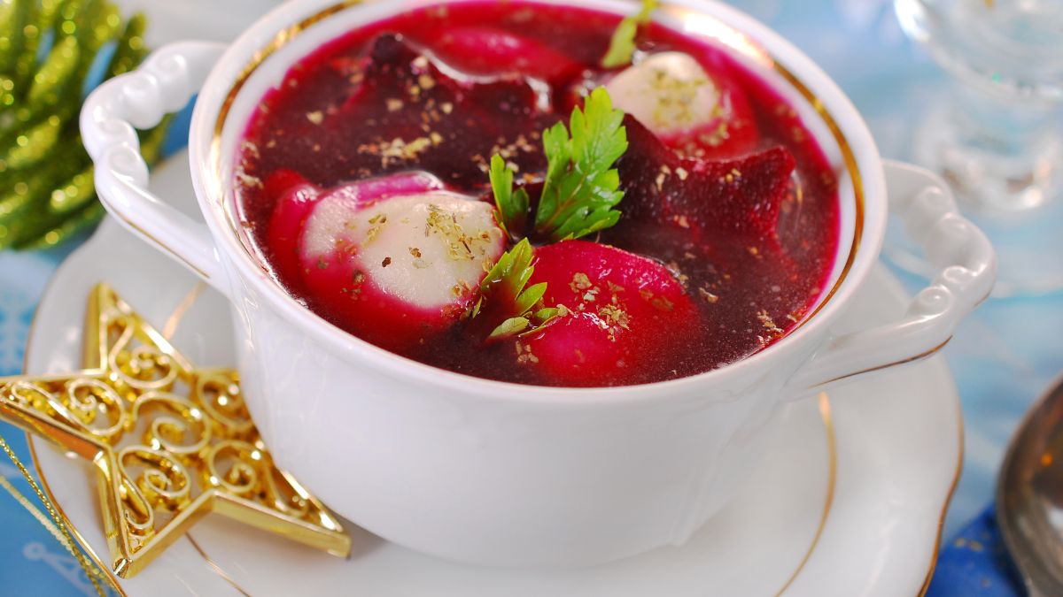 Barszcz czerwony z uszkami to popularne danie wigilijne