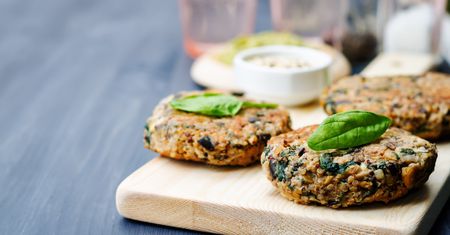 Burgery z komosą i botwiną. Przepis z książki "Jedz zielone"
