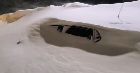 Samochody zakopane w gigantycznych zaspach śnieżnych. Francuzi publikują nagranie