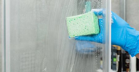 Polej kabinę i przetrzyj, a osad stopnieje w oczach. Mało kto zna ten trik. Działa za każdym razem