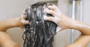 Myjesz w ten sposób włosy? Coraz bardziej je niszczysz