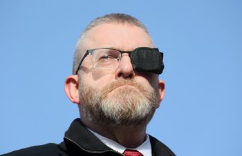 Poparcie dla partii Brauna spada. Jest nowy sondaż