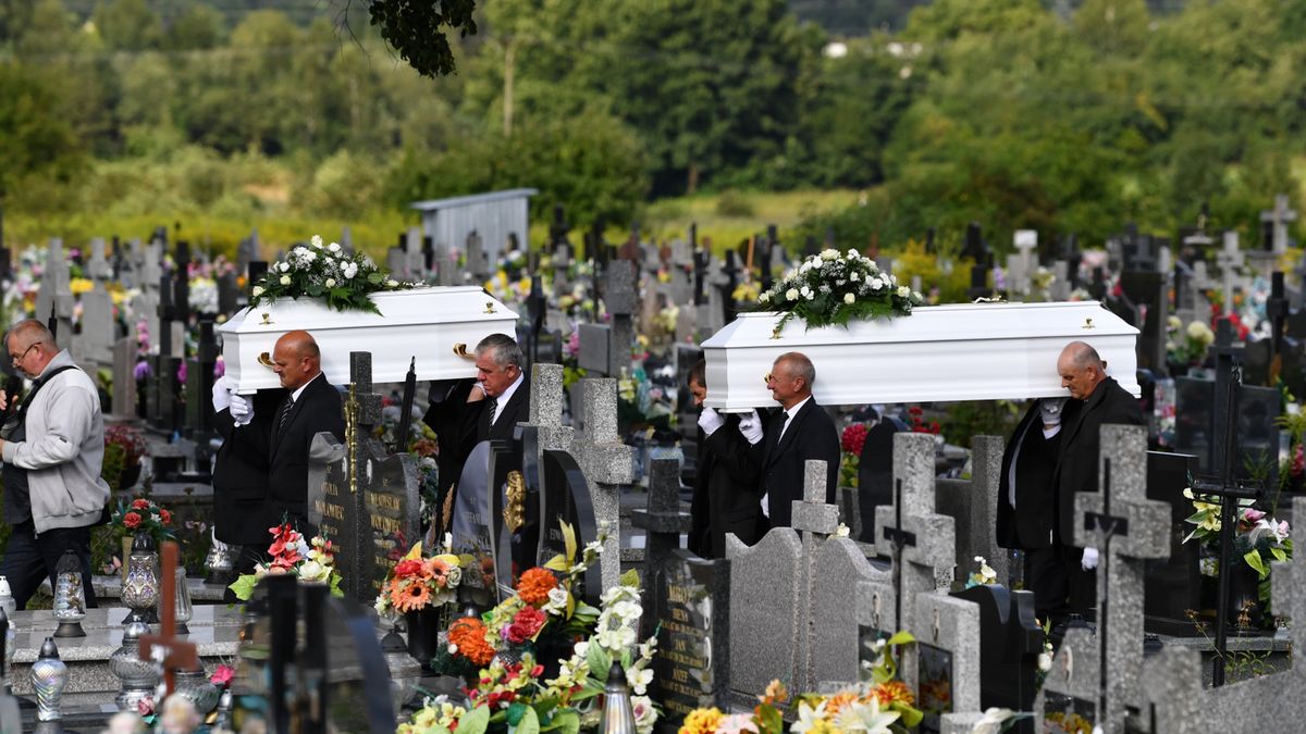 Pogrzeb 38-latki i jej 4-letniej córki na Cmentarzu Parafialnym w Daleszycach.