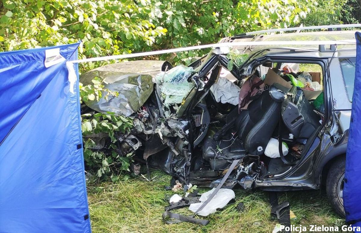 Zdaniem policji kierowca musiał jechać z bardzo wysoką prędkością. 