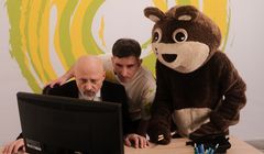 Mumio z kultowym „kopytkiem” reklamuje Plusha