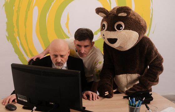 Mumio z kultowym „kopytkiem” reklamuje Plusha