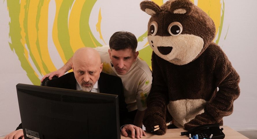 Mumio z kultowym „kopytkiem” reklamuje Plusha