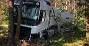 Ciężarówka zderzyła się z osobówką. Trasa krajowa 74 jest zablokowana
