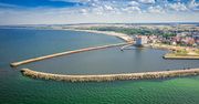 Darłowo: Wiosenne połowy srebrnych troci z plaży