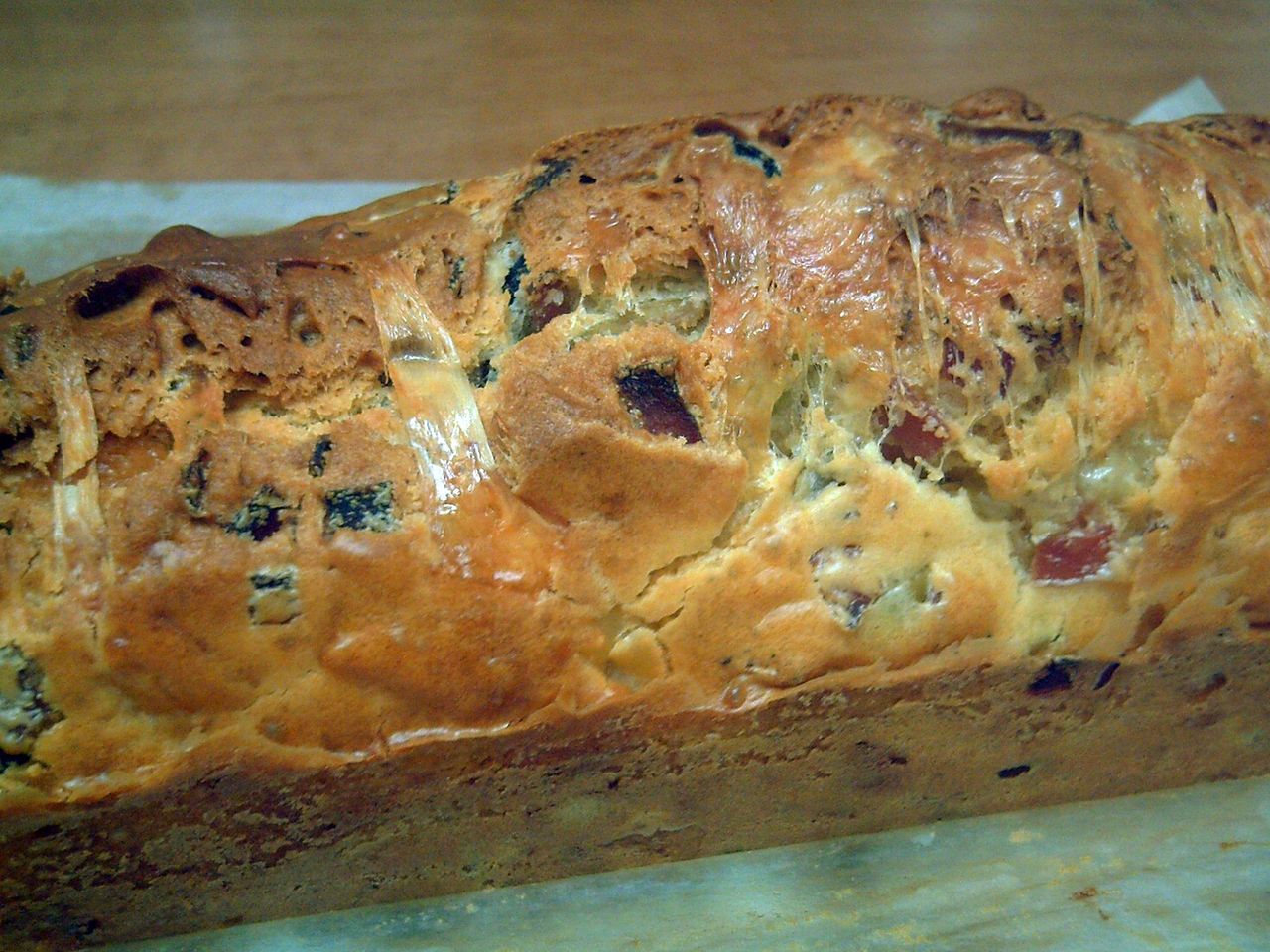 To bake a fruitcake, you need fat. Meanwhile, a sponge cake can do without oil, butter or margarine.