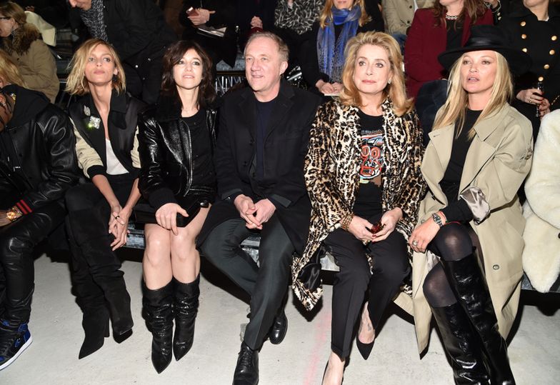 Anja Rubik, Charlotte Gainsbourg, Francois-Henri Pinault, Catherine Deneuve i Kate Moss na pokazie Saint Laurent