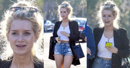 Nieumalowana siostra Kate Moss odsłania nogi w codziennej stylizacji