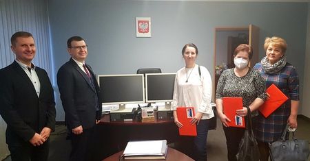 Zestawy komputerowe dla szpitala. Prezydent miasta przekazał potrzebny sprzęt