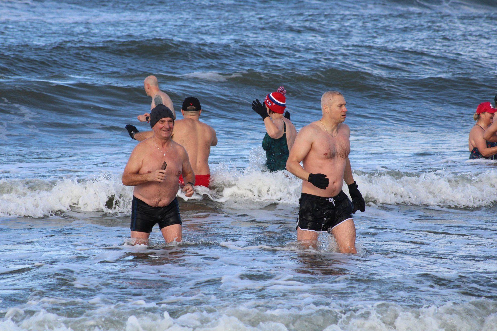 Niedzielna kąpiel morsów w Mielnie