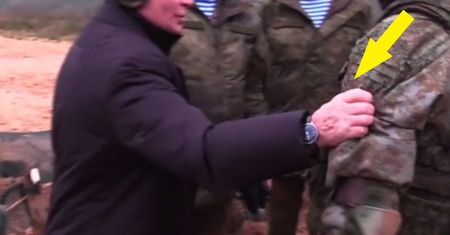 Putin wyszedł z bunkra. Tylko spójrzcie, jak wygląda jego dłoń