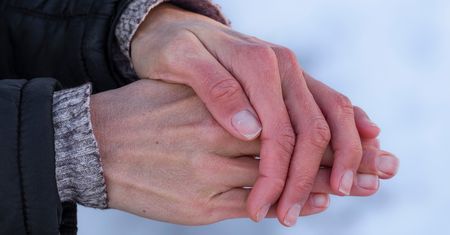 Kup w aptece za 5 zł i posmaruj dłonie. Już nie będą pękać zimą