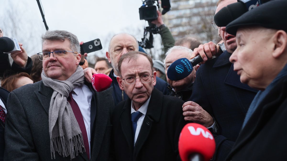 Warszawa, 07.02.2024. Politycy PiS Mariusz Kamiński (C) i Maciej Wąsik (L) przed Sejmem w Warszawie, 7 bm. Mariusz Kamiński i Maciej Wąsik zapowiedzieli swój udział w posiedzeniu izby. (sko) PAP/Leszek Szymański