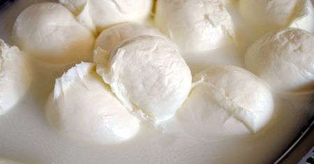Mozzarella i jej zastosowanie w kuchni. Czy jest zdrowa?