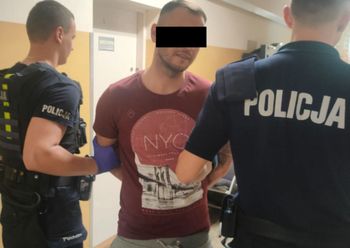 Celował przedmiotem przypominającym broń. Został zatrzymany