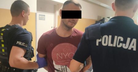 Celował przedmiotem przypominającym broń. Został zatrzymany
