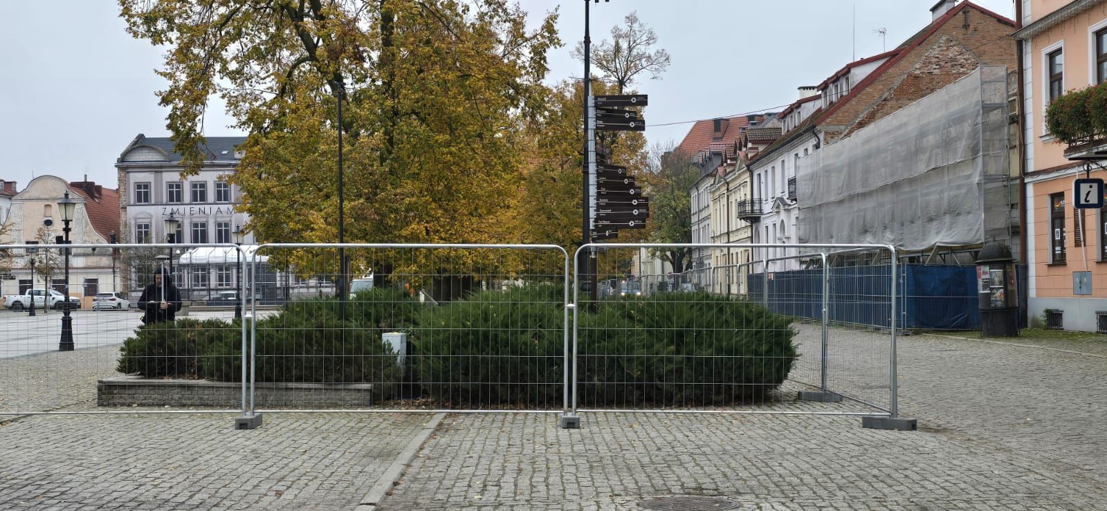 Rozbetonowanie placu na Starym Rynku w Płocku 