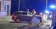 Bytów: Pijani kierowcy. Jeden uderzył w drzewo - drugi w bariery