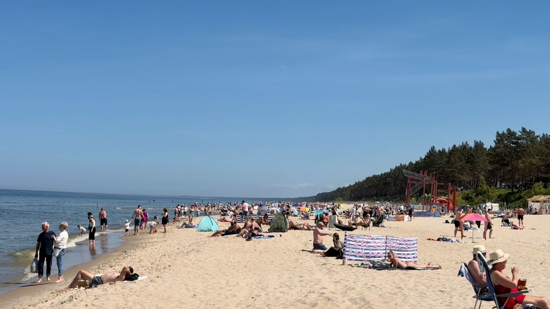 Tłumy na plaży w Stegnie. Jak w środku sezonu