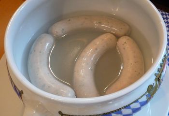 Wylewasz wodę po gotowaniu białej kiełbasy? To powszechny błąd