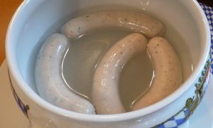 Wylewasz wodę po gotowaniu białej kiełbasy? To powszechny błąd