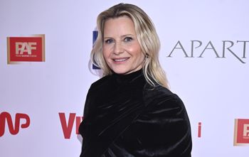 Postawiła na odważną elegancję. Prześwity na brzuchu to hit