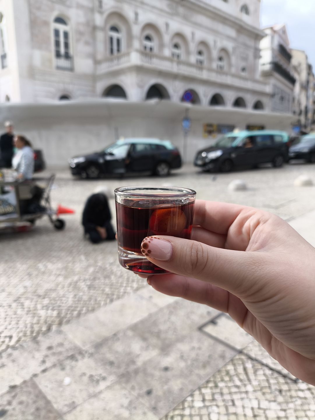 Portugalska wiśniówka sprzedawana jest w niedużyc barach