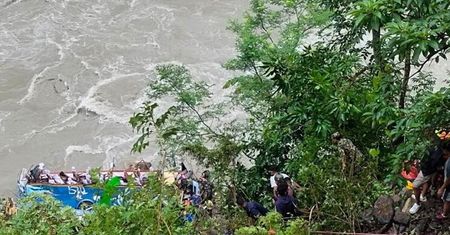 Autokar zsunął się do rzeki. Zginęło 27 osób, 16 są rannych. Tragedia w Nepalu