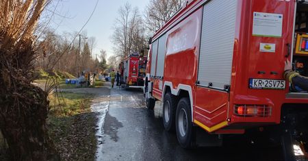 Pożar samochodu po wybuchu. Kierowca zginał na miejscu