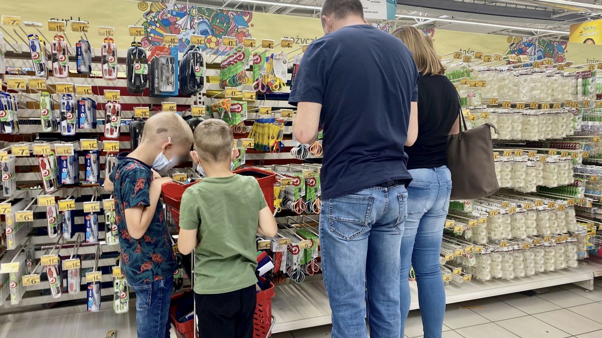 Artyku?y szkolne w sklepach
Fot. Jakub Kaminski/East News, Warszawa, 29.08.2021. Artykuly szkolne w sklepach. Kompletowanie szkolnej wyprawki.
Jakub Kaminski