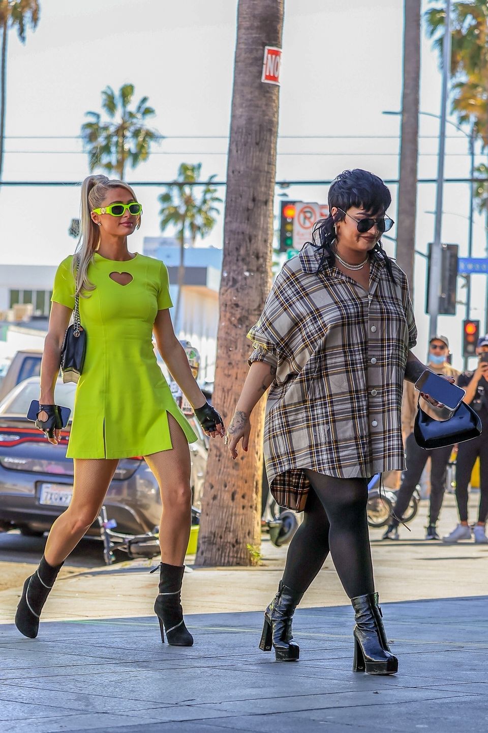 Demi Lovato i Paris Hilton jadą na zakupy w holograficznym BMW 