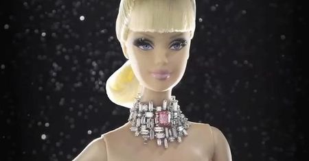Na tę plastikową blondynkę nie będzie Cię stać [wideo]