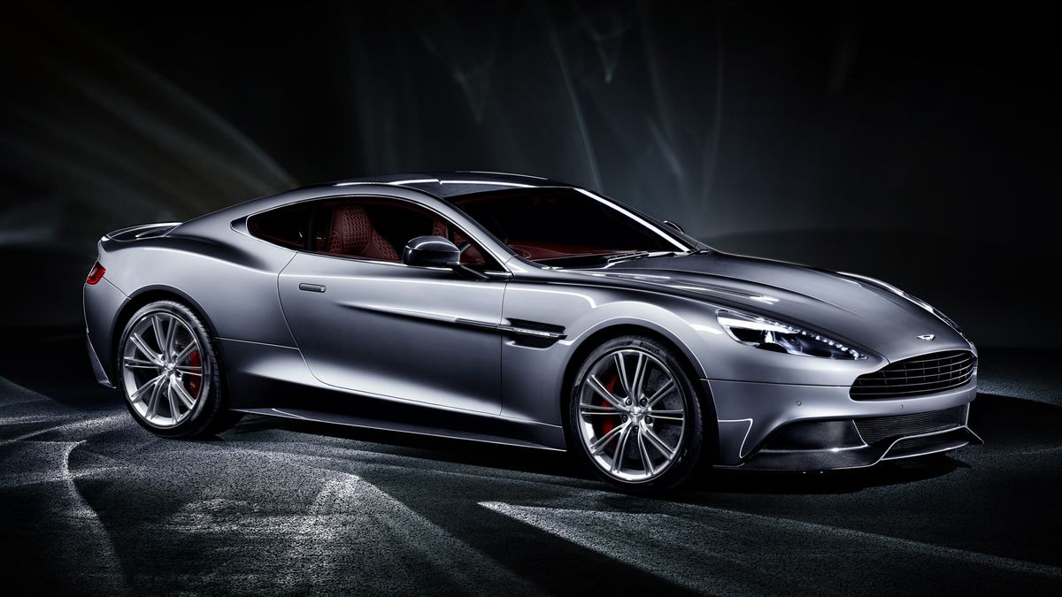 Aston Martin Vanquish - samochód, który reklamowany jest pod hasłem "ultimate grand tourer" musi mieć duży wolnossący silnik. Tak też jest w przypadku tej maszyny. Pod maską Vanquisha pracuje 6-litrowe V12 zamontowane centralnie z przodu. Generuje 576 KM i 630 Nm. 100 km/h pojawia się na prędkościomierzu 3,8 s po starcie. To zdecydowanie jeden z najwspanialszych samochodów, jakie opuściły zakłady Astona Martina.