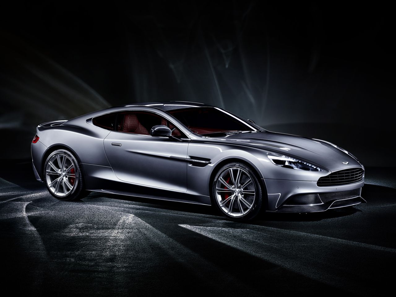 Aston Martin Vanquish - samochód, który reklamowany jest pod hasłem "ultimate grand tourer" musi mieć duży wolnossący silnik. Tak też jest w przypadku tej maszyny. Pod maską Vanquisha pracuje 6-litrowe V12 zamontowane centralnie z przodu. Generuje 576 KM i 630 Nm. 100 km/h pojawia się na prędkościomierzu 3,8 s po starcie. To zdecydowanie jeden z najwspanialszych samochodów, jakie opuściły zakłady Astona Martina.