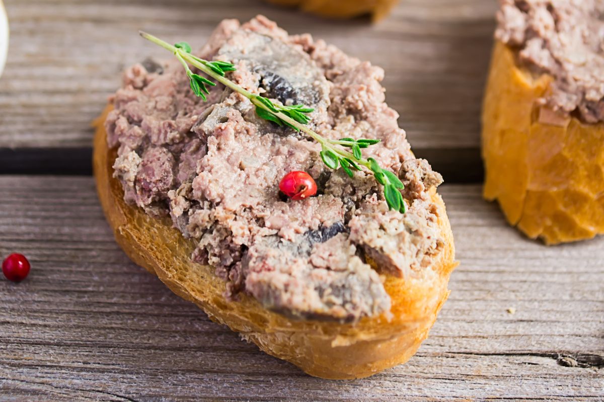 Moim świątecznym pasztetem zachwyca się cała rodzina. Wszystko dzięki rodzajowi mięsa, który dodaję