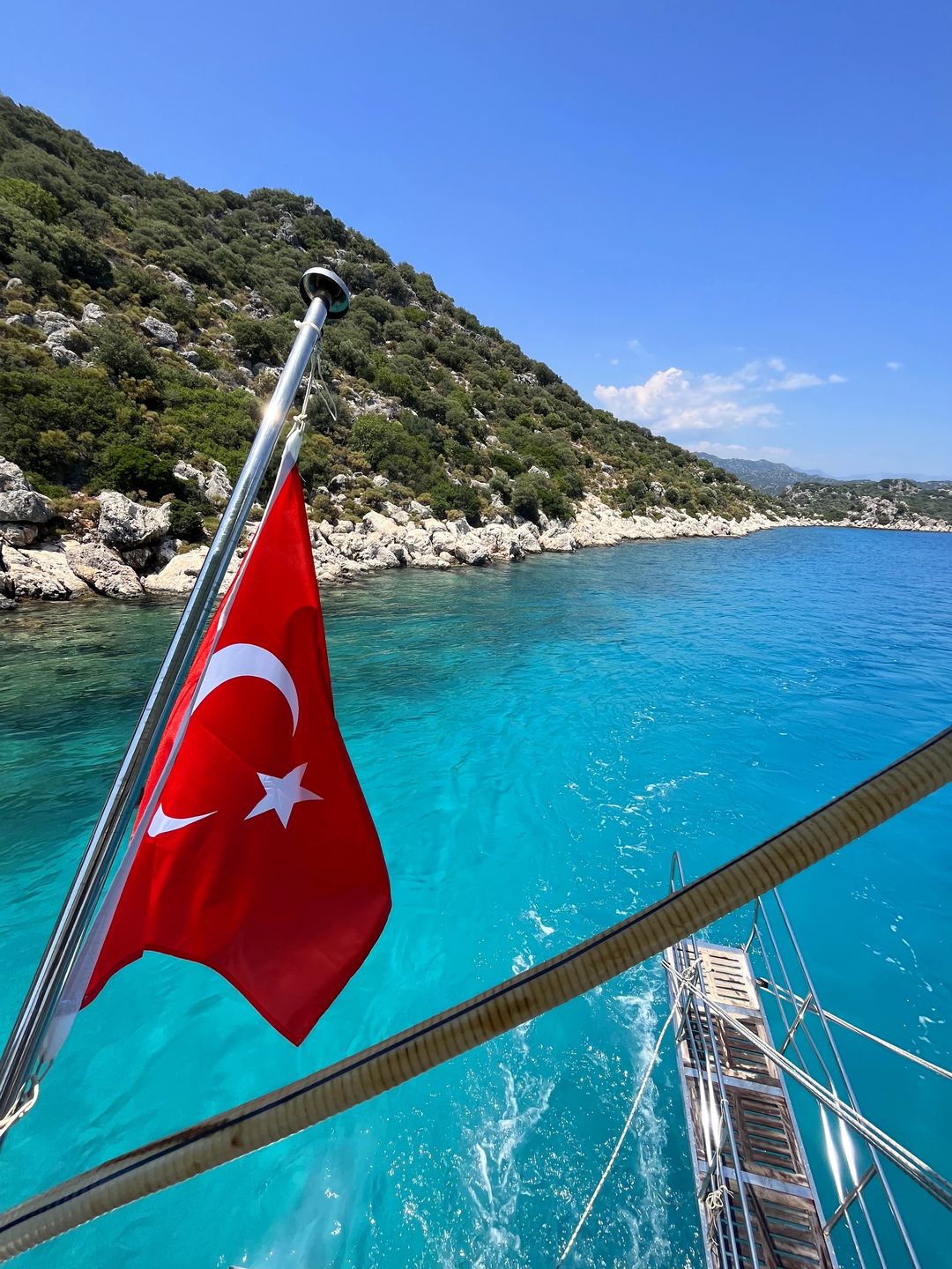 Woda w okolicy wyspy Kekova zachwyca kolorem